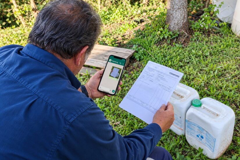 Agricultor fotografía un albarán de fitosanitarios y lo envía por WhatsApp a FarmLog, junto a las garrafas del producto