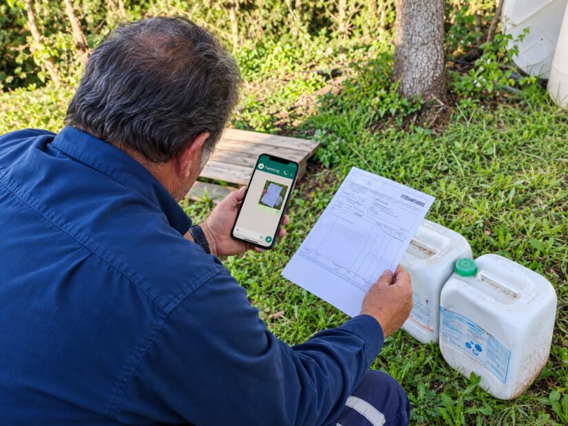 Agricultor fotografía un albarán de fitosanitarios y lo envía por WhatsApp a FarmLog, junto a las garrafas del producto