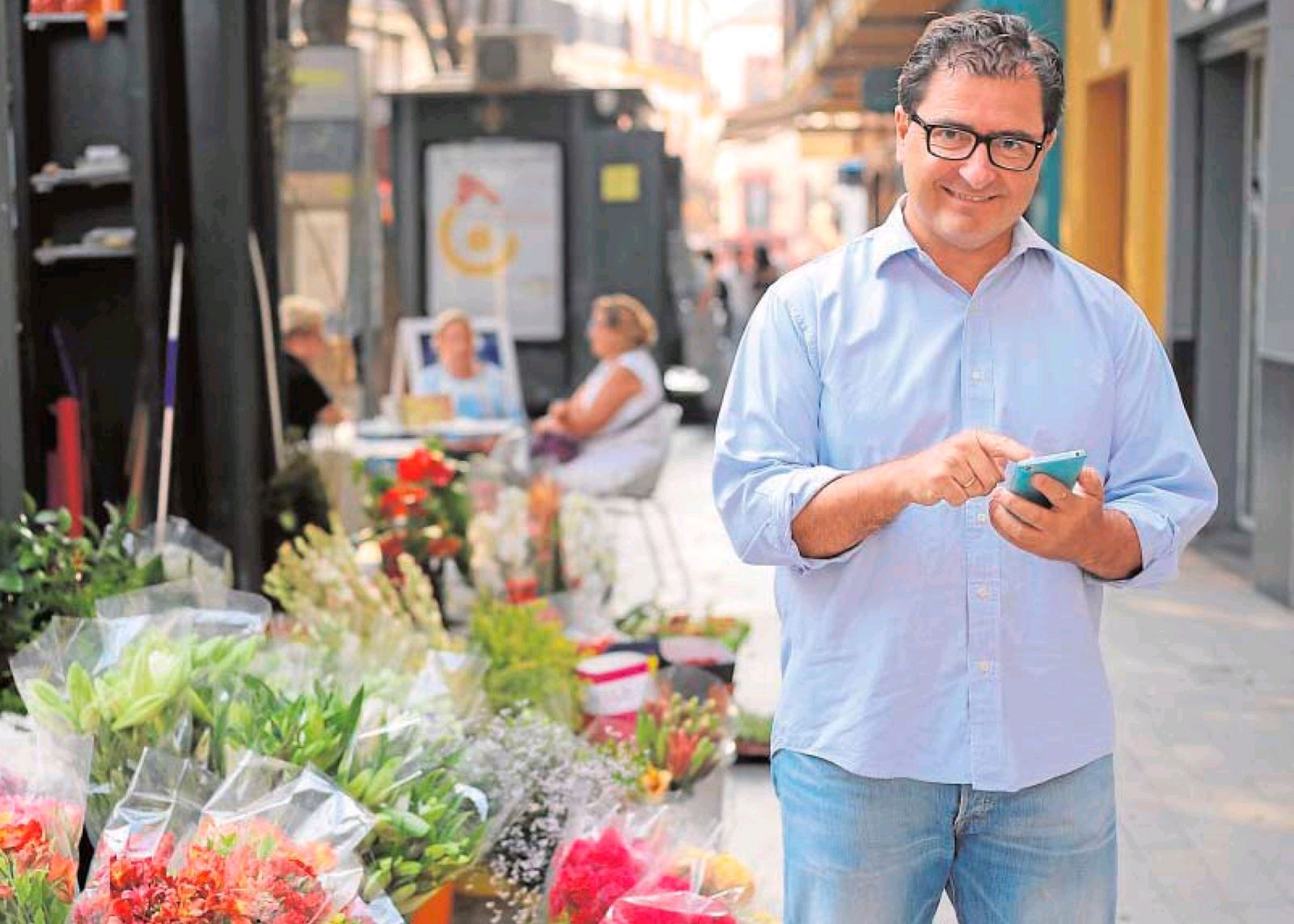 José Luis Bustos, director of BrioAgro Tech, checks FarmLog on his mobile phone